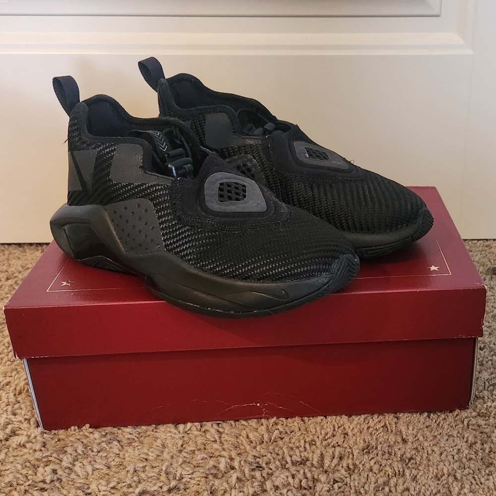 LeBron Soldier XIV Nike Boys Basketball shoes, size 5.5